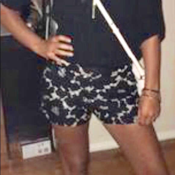 EXPRESS *NWT* Mid Rise Floral Lace Shorts - Picture 3 of 4